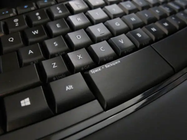 microsoft-sculpt-comfort-keyboard-split-spacebar